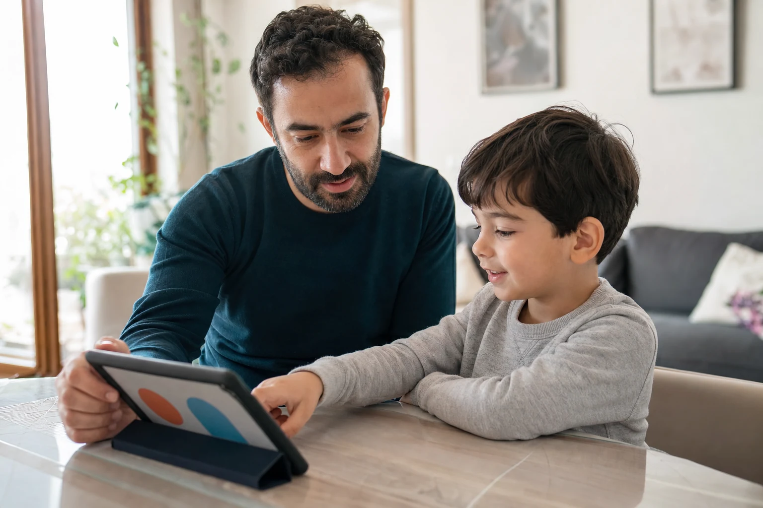 Um pai configura com o filho um perfil seguro no tablet